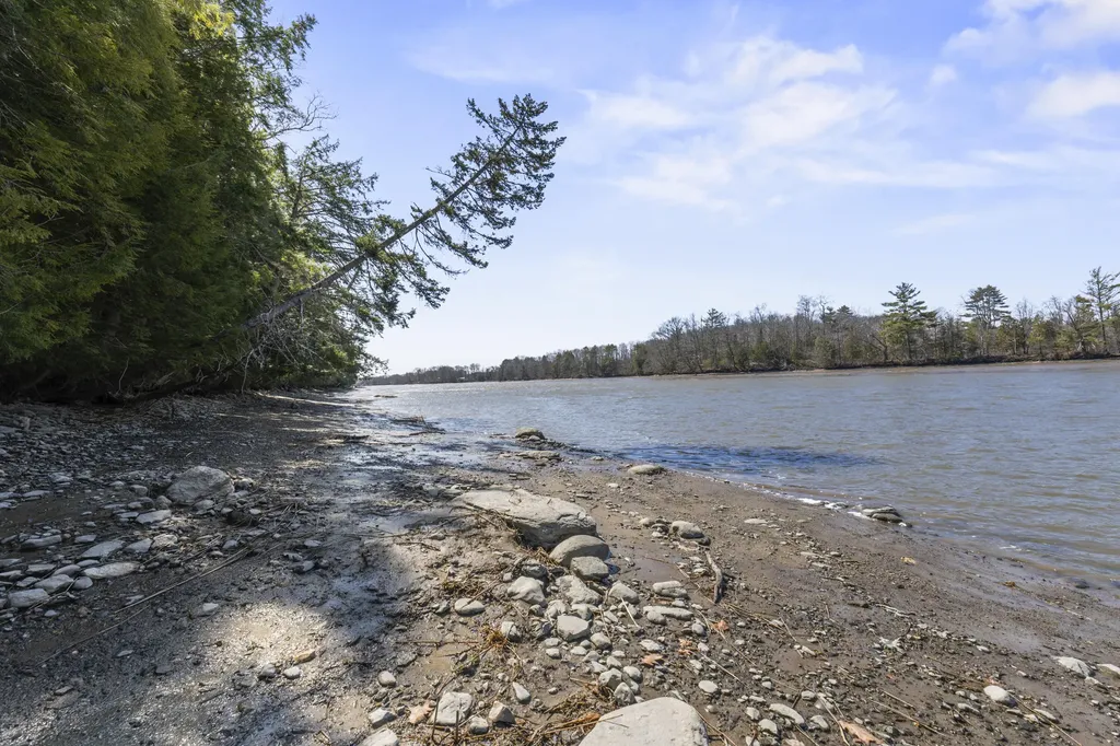 569 Middle Road Dresden ME 04342