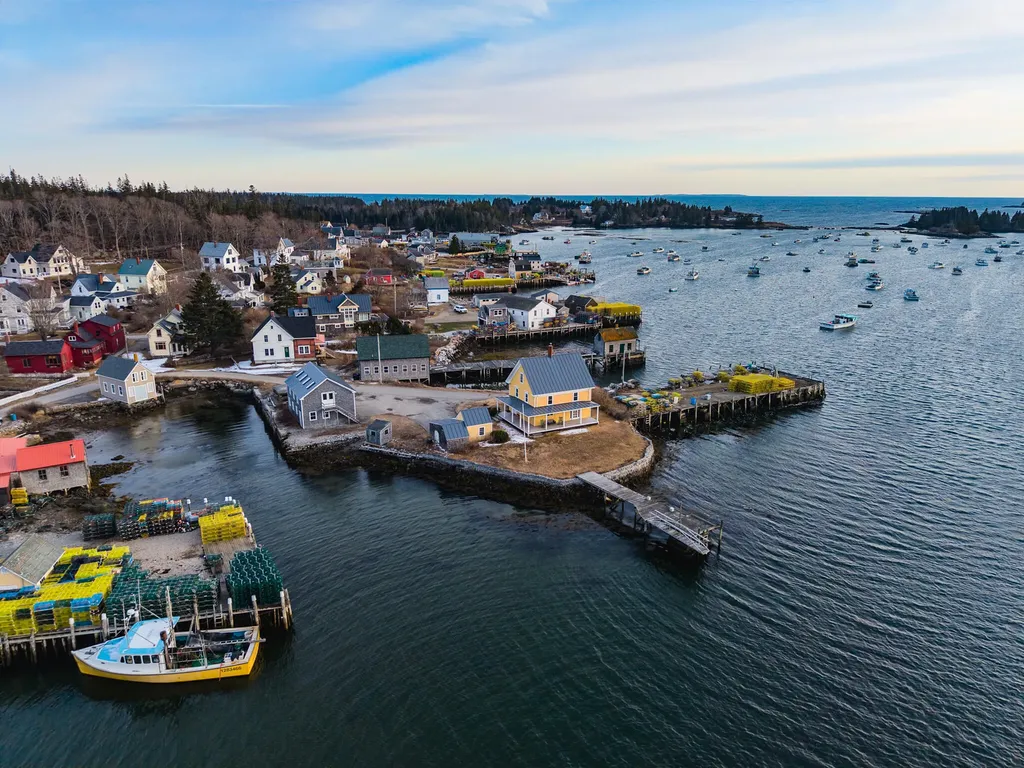 27 Clamshell Alley Vinalhaven ME 04863