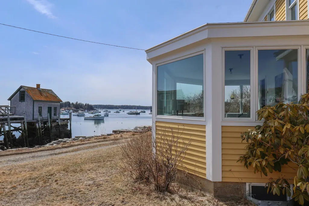 27 Clamshell Alley Vinalhaven ME 04863