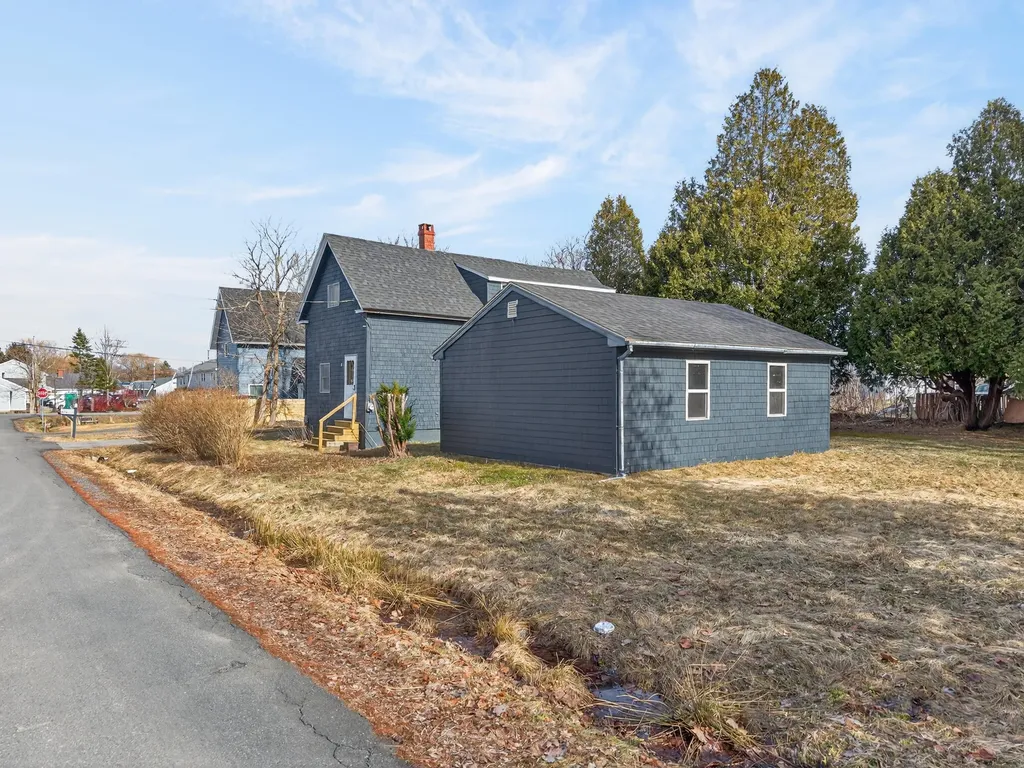 8 Autumn Street Rockland ME 04841
