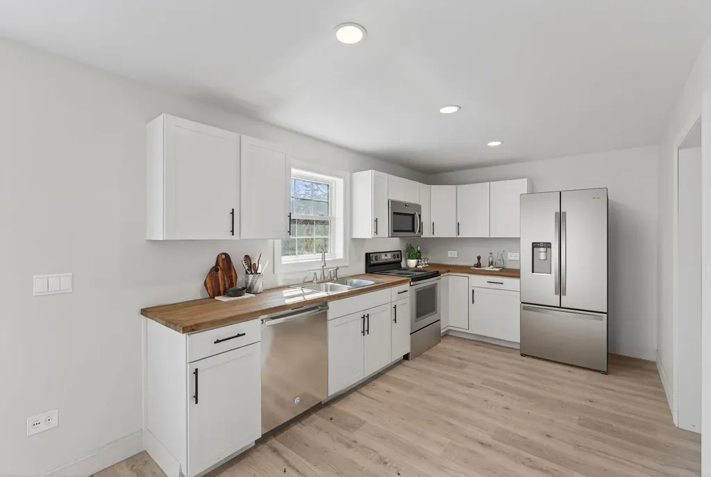 33 Pinecrest Lane Pittston ME 04345