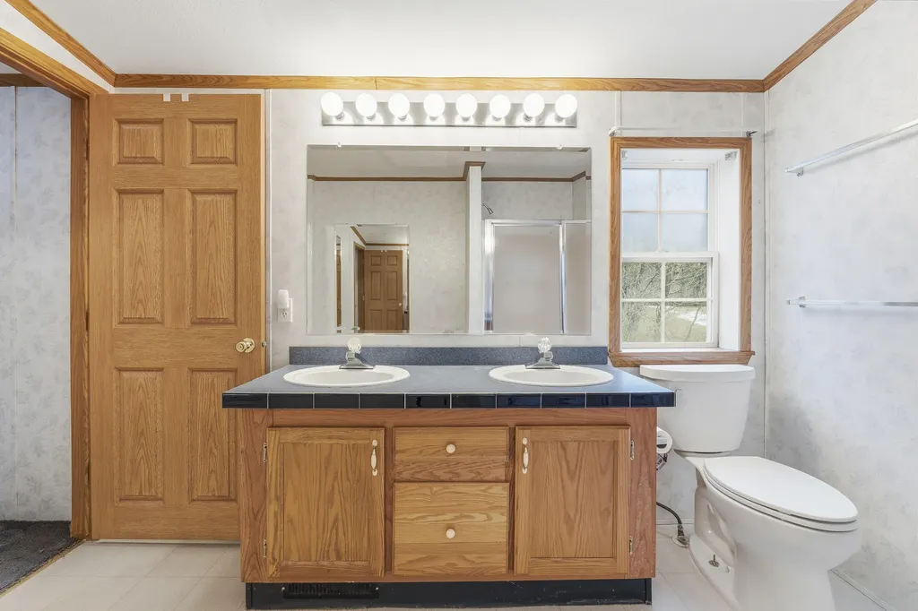 367 River Road Topsham ME 04086