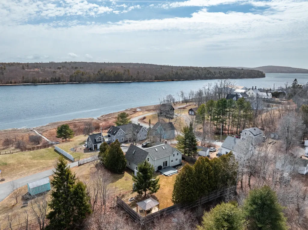 10 Pleasant Street Winterport ME 04496