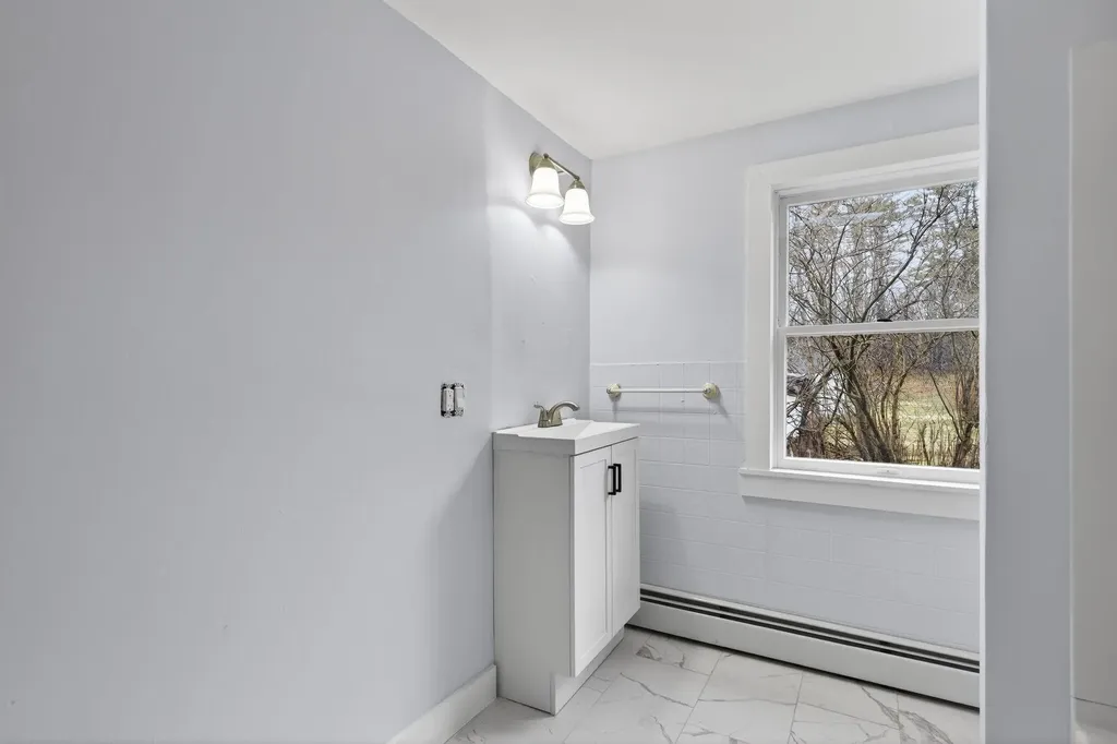 27 Bradford Road Wiscasset ME 04578
