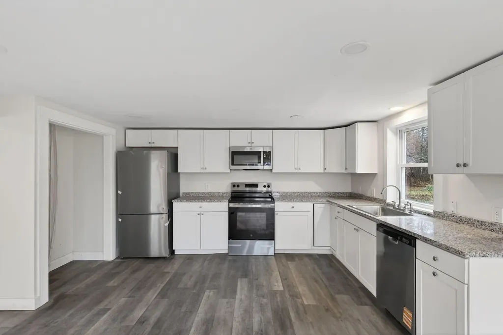 27 Bradford Road Wiscasset ME 04578