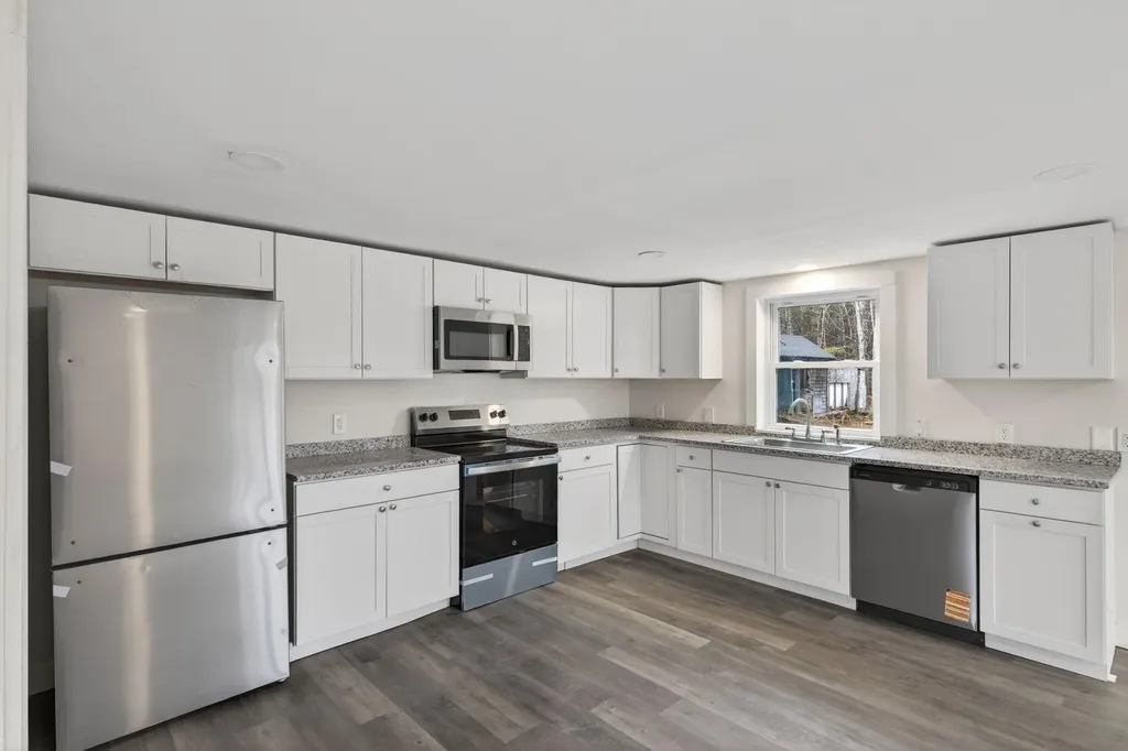 27 Bradford Road Wiscasset ME 04578