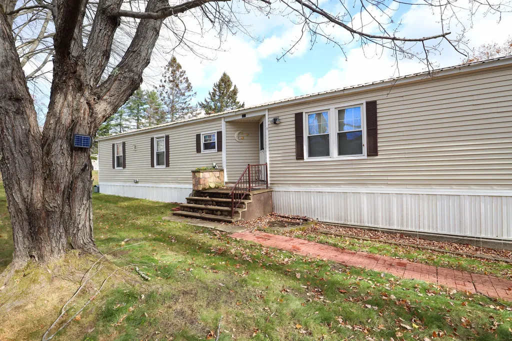 9 Lynewood Drive Norway ME 04268