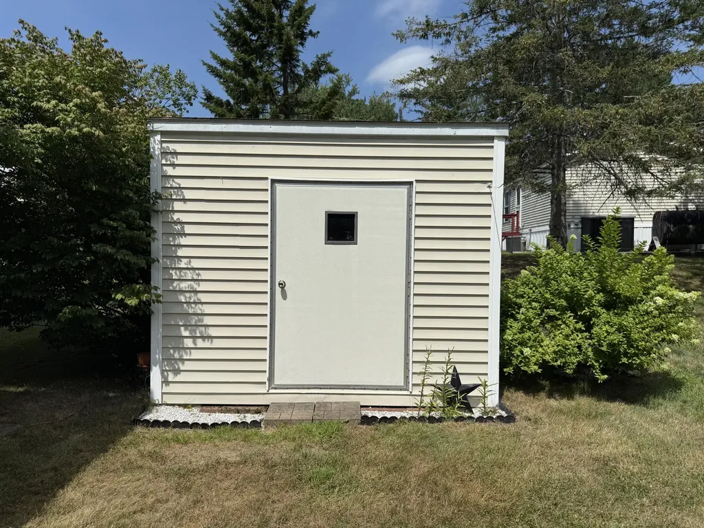 9 Lynewood Drive Norway ME 04268