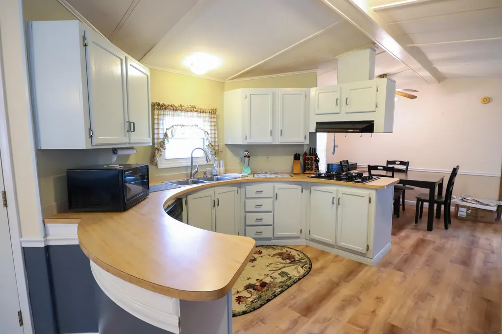 9 Lynewood Drive Norway ME 04268