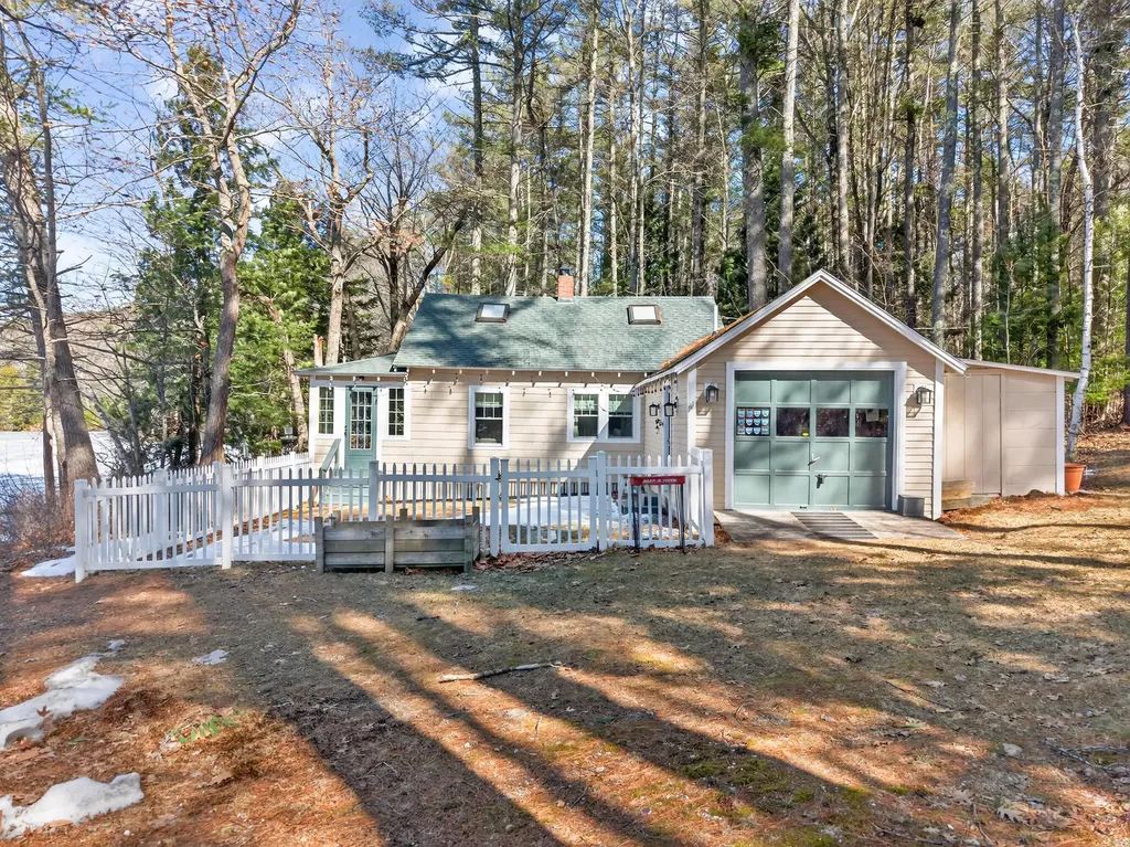 25 Katheryn Boulevard Casco ME 04015