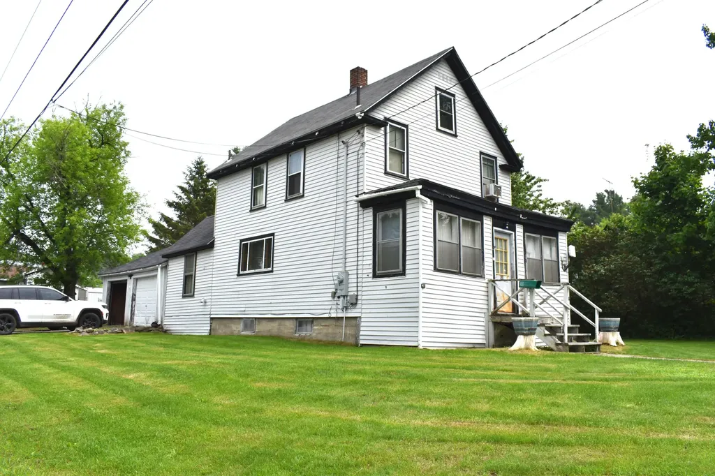 28 Libby Street Lincoln ME 04457