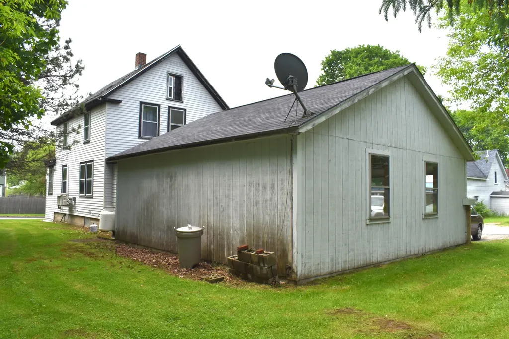 28 Libby Street Lincoln ME 04457