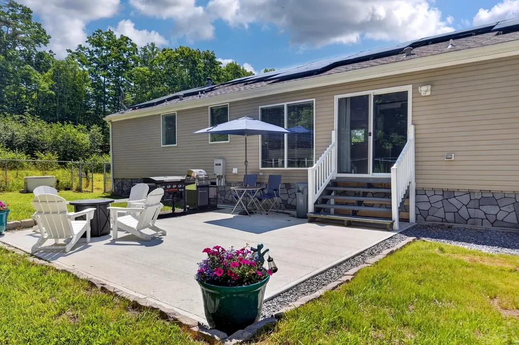 112 Raccoon Cove Road Lamoine ME 04605