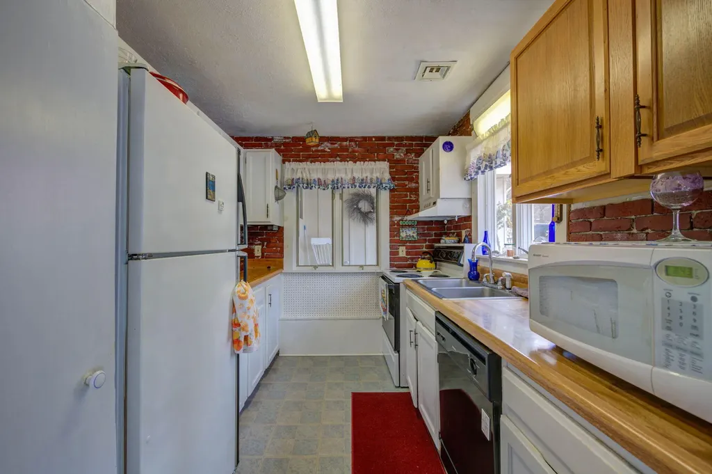 3 Glidden Road Standish ME 04084