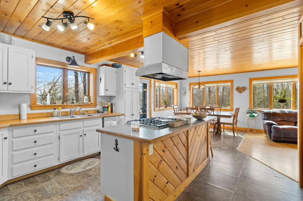 39 Simmons Lane Friendship ME 04547