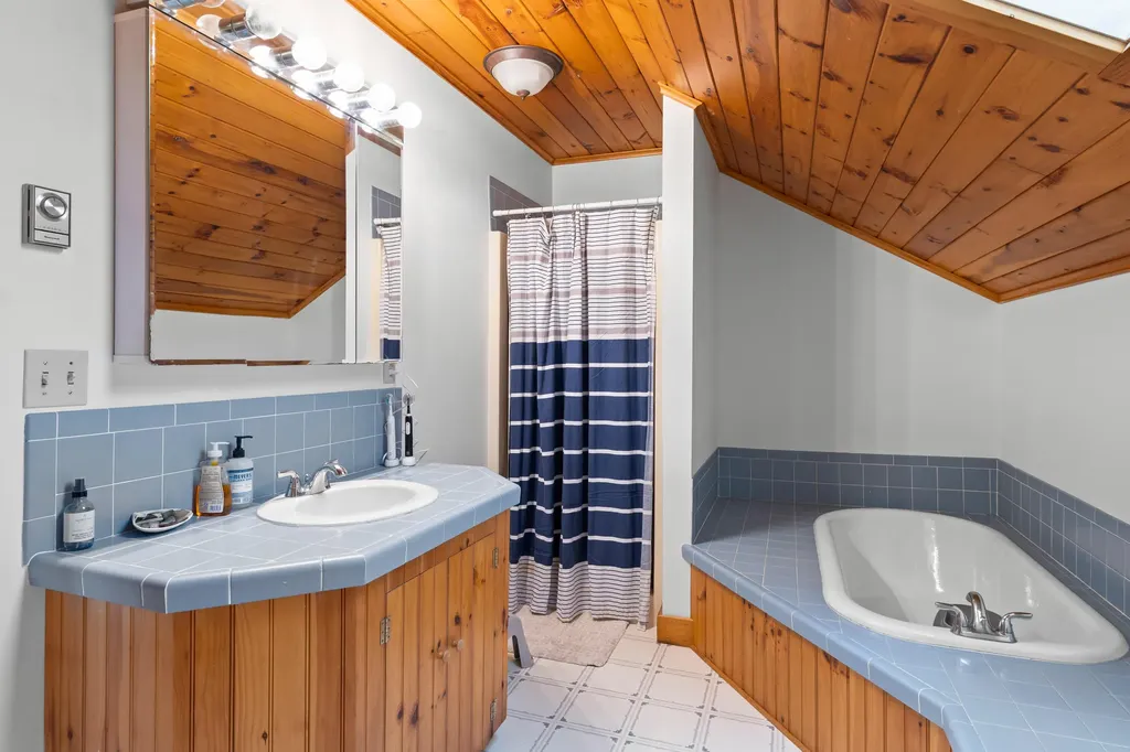 39 Simmons Lane Friendship ME 04547