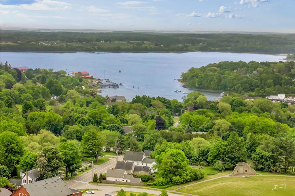 15 Wadsworth Street Thomaston ME 04861