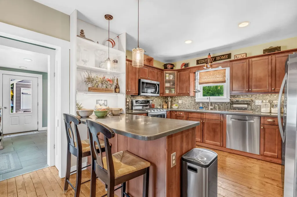 15 Wadsworth Street Thomaston ME 04861