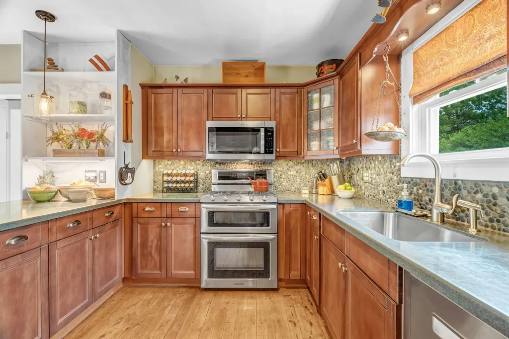 15 Wadsworth Street Thomaston ME 04861