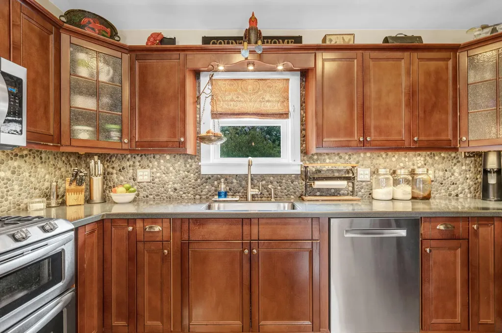 15 Wadsworth Street Thomaston ME 04861