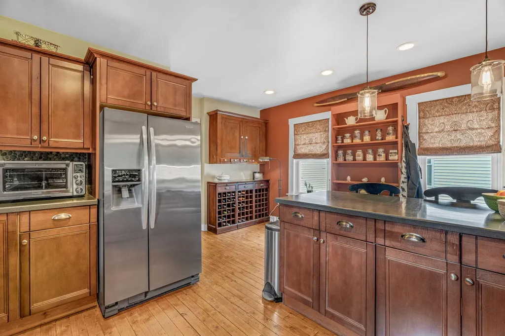 15 Wadsworth Street Thomaston ME 04861