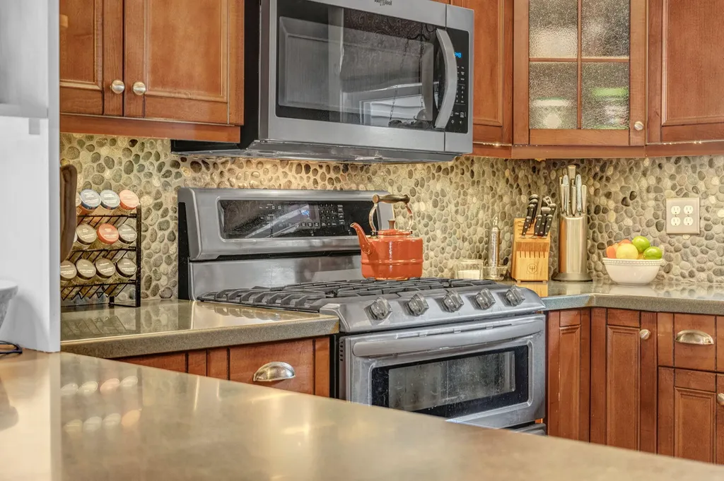 15 Wadsworth Street Thomaston ME 04861