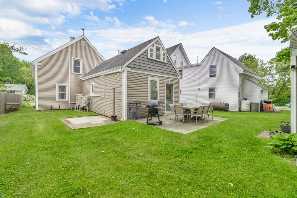 15 Wadsworth Street Thomaston ME 04861