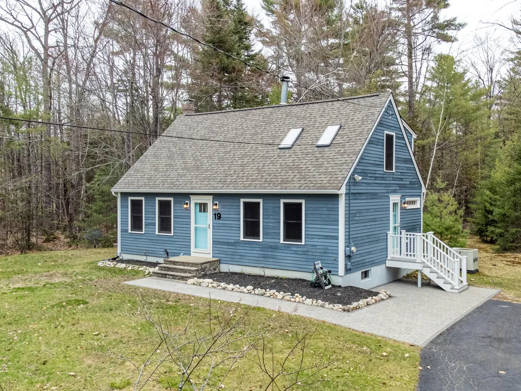 19 Woodridge Drive Standish ME 04085