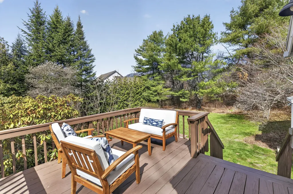 387 Mitchell Road Cape Elizabeth ME 04107