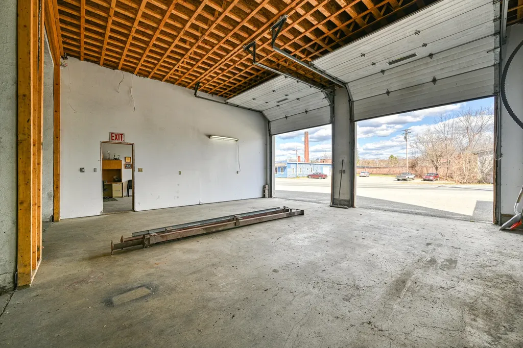 74 Route 133 Winthrop ME 04364