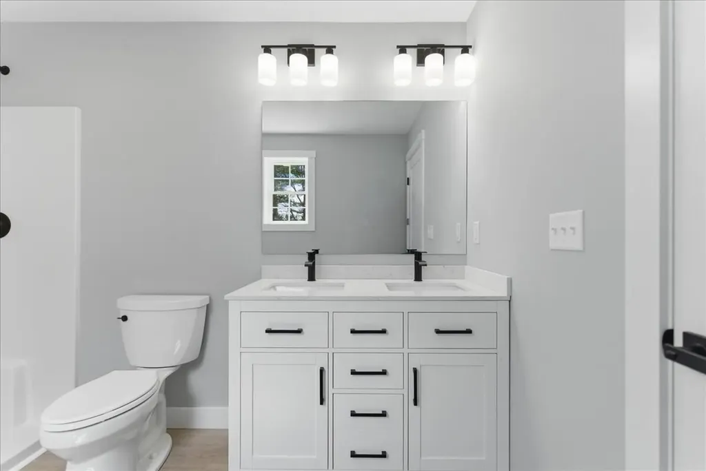 10 Meadow Lane Oxford ME 04270