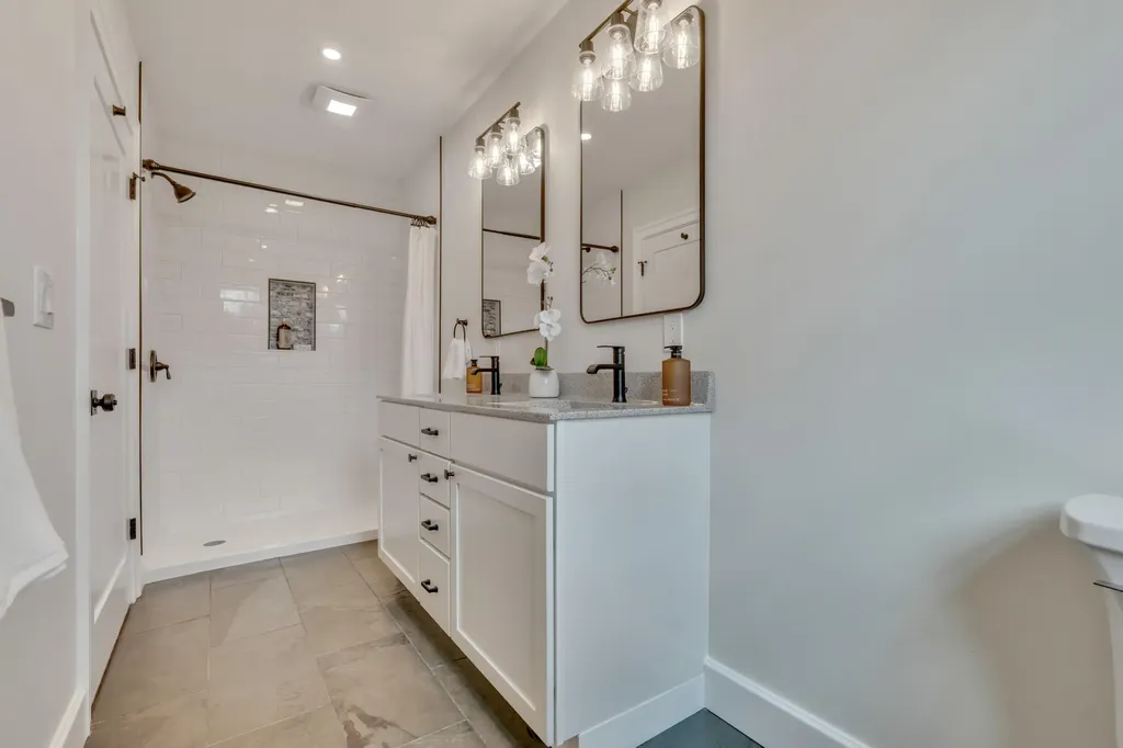 43 Middle Road Falmouth ME 04105