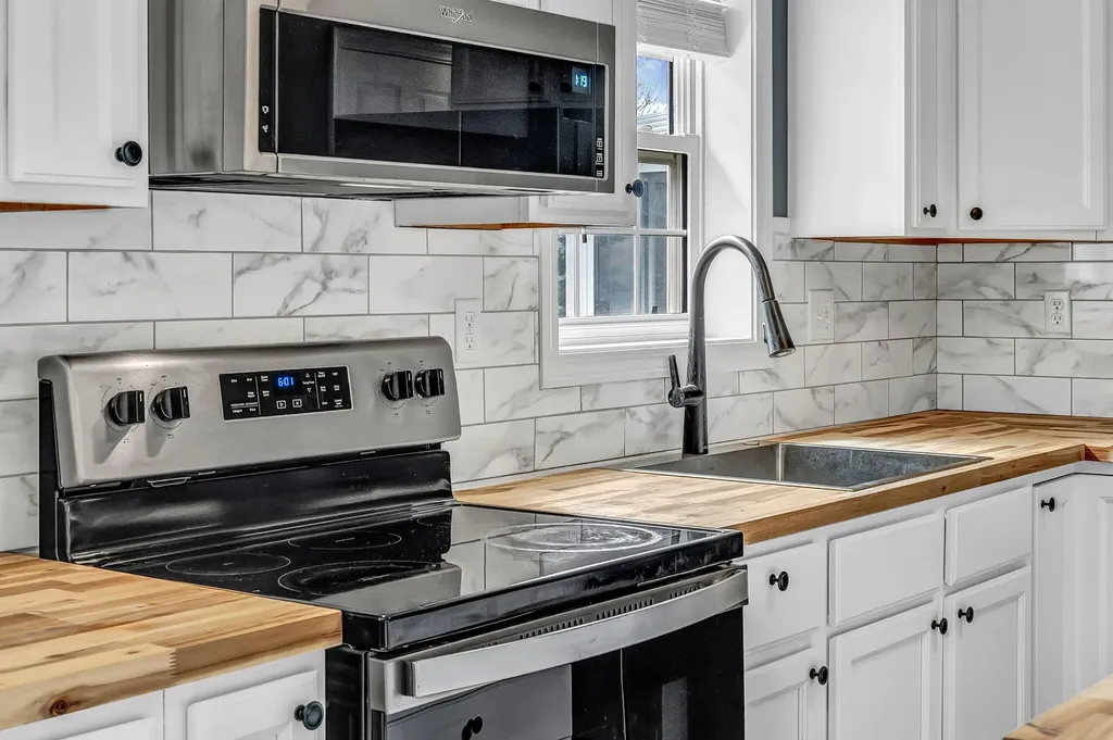 8 Meadow Way Rockland ME 04841