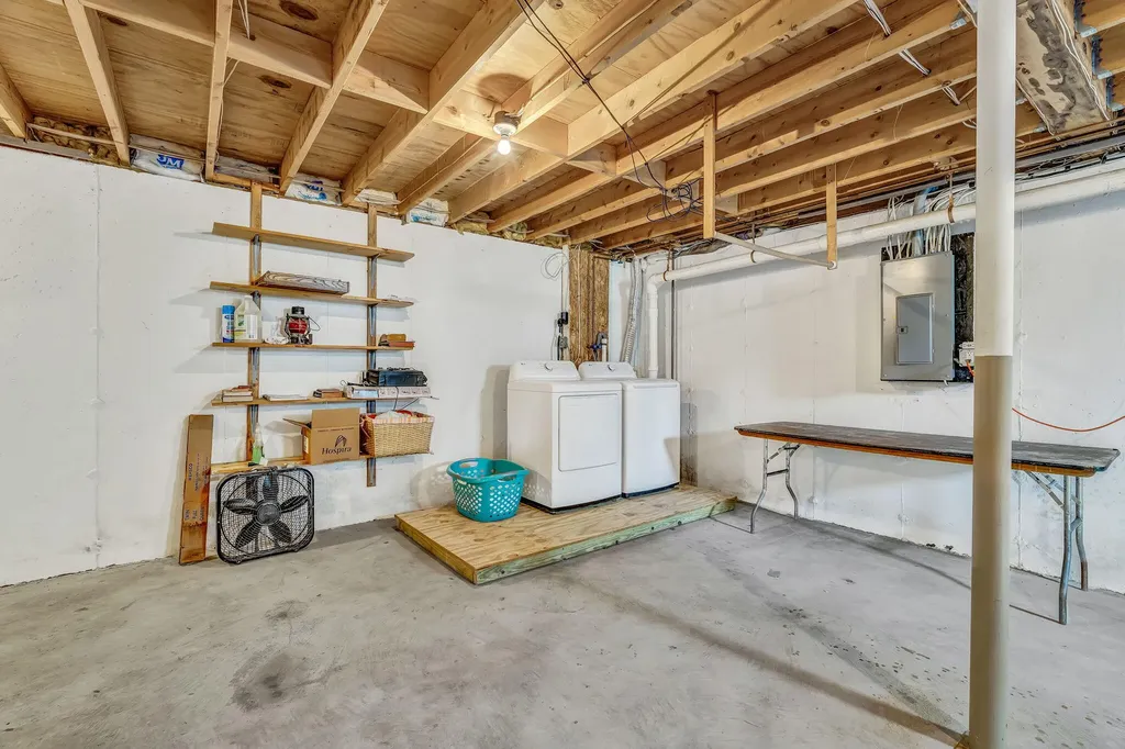 8 Meadow Way Rockland ME 04841