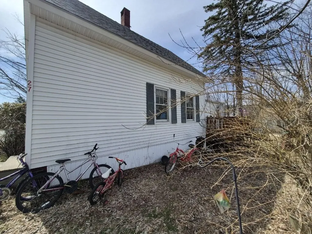 27 Royal Street Winthrop ME 04364