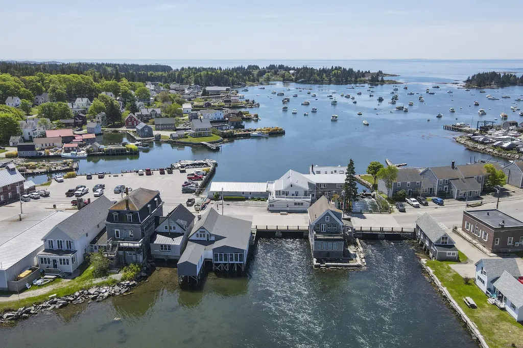 15 Main Street Vinalhaven ME 04863
