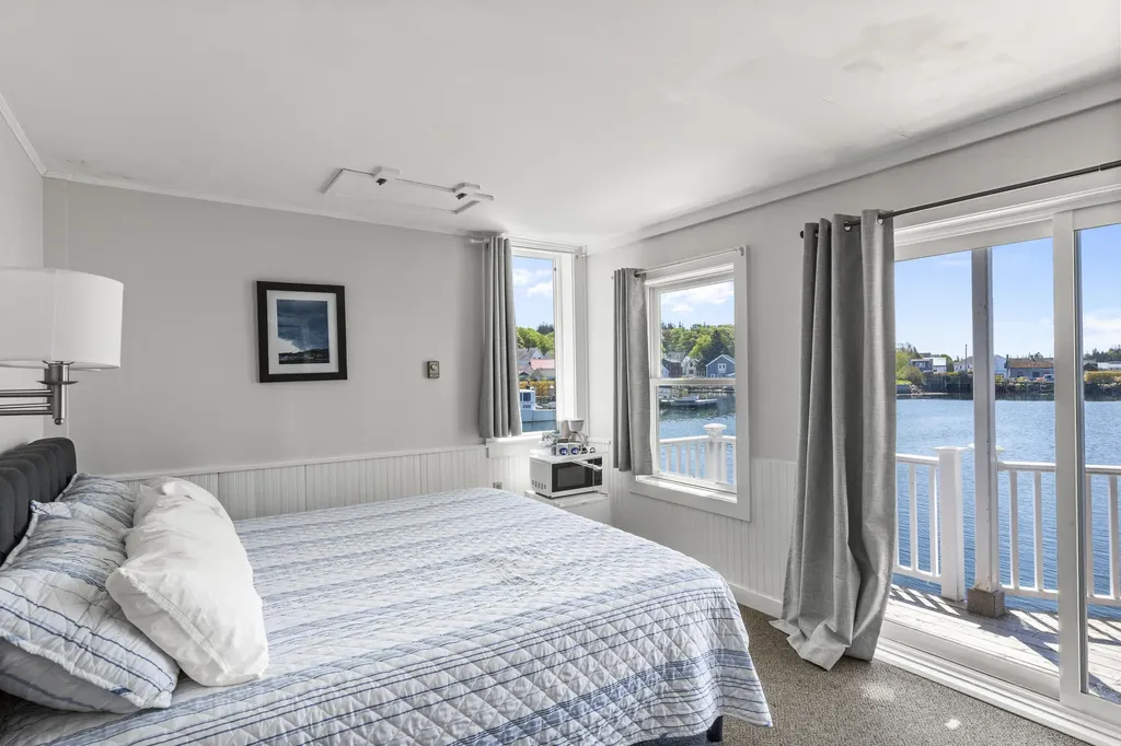 15 Main Street Vinalhaven ME 04863