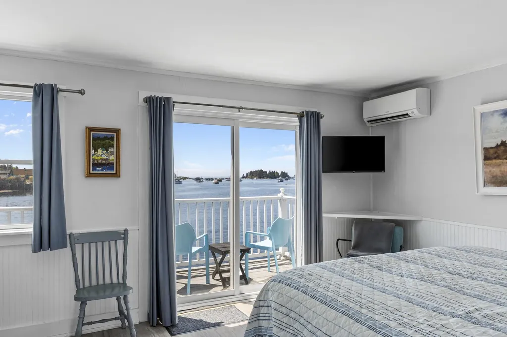 15 Main Street Vinalhaven ME 04863