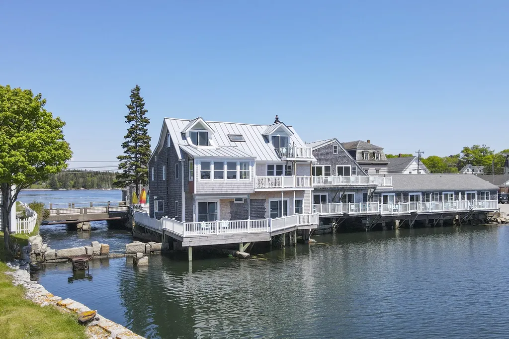 15 Main Street Vinalhaven ME 04863