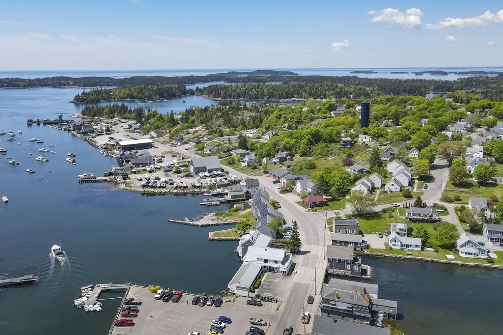 15 Main Street Vinalhaven ME 04863