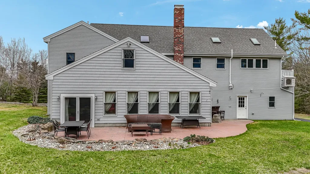 14 Cal Vista Drive Dayton ME 04005