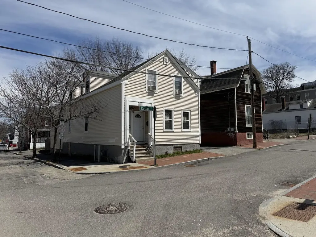 198 / 21 Oxford / Cedar Street Portland ME 04101