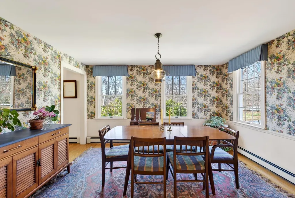 16 Mast Road Falmouth ME 04105