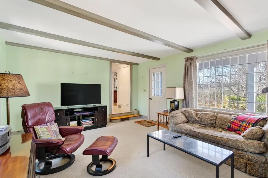 16 Mast Road Falmouth ME 04105