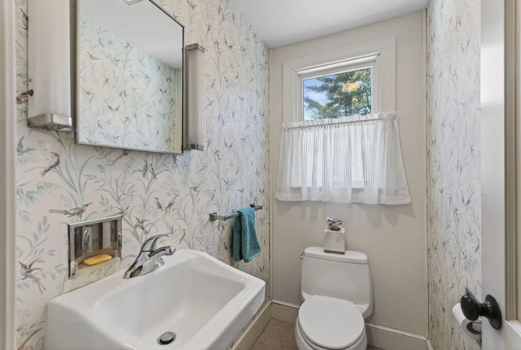 16 Mast Road Falmouth ME 04105