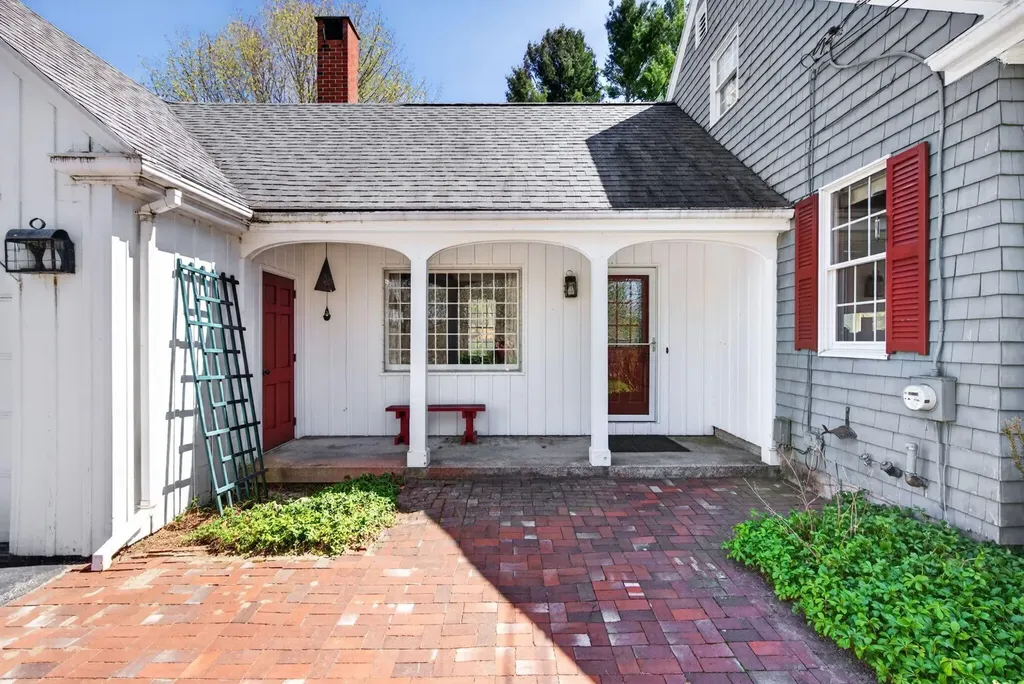 16 Mast Road Falmouth ME 04105