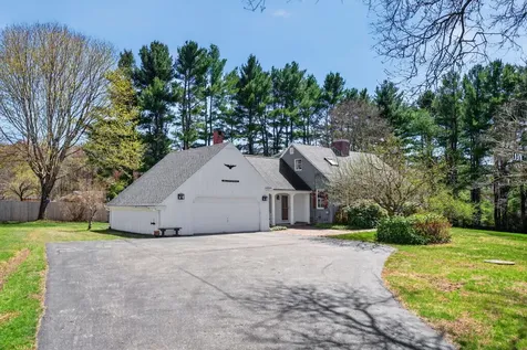 16 Mast Road Falmouth ME 04105