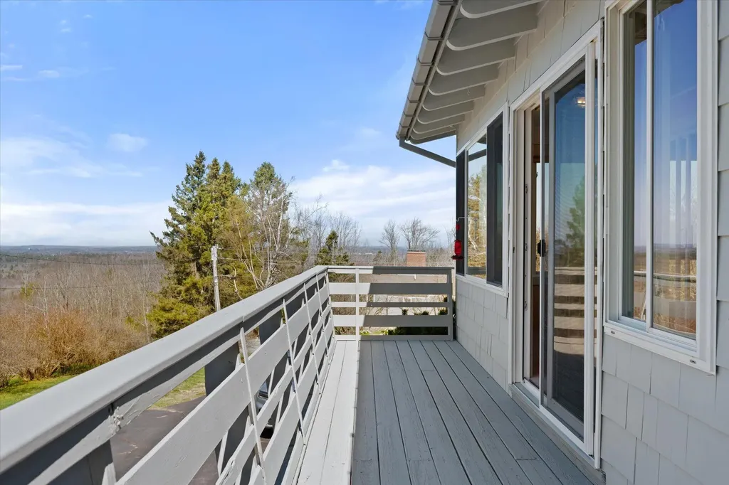 10 Sunset Drive Holden ME 04429