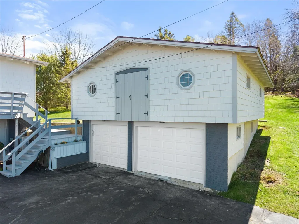 10 Sunset Drive Holden ME 04429