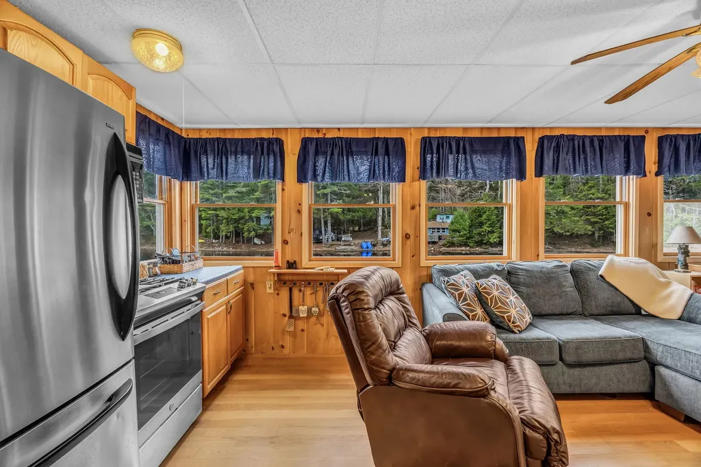 12 Paradise Cove Clifton ME 04428